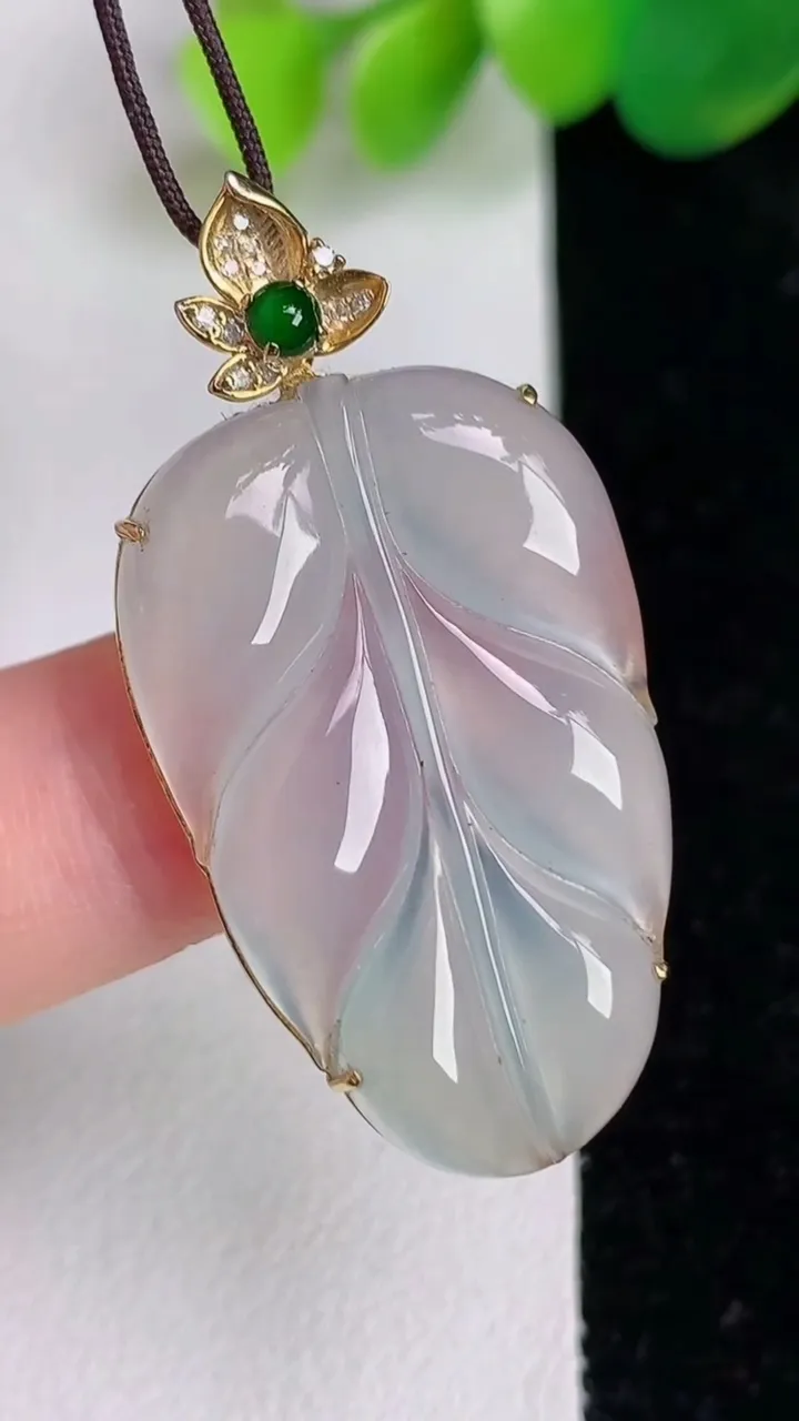 天然A货翡翠种白冰金枝玉叶 叶子吊坠，尺寸39.4-30.7-20-6，重量:5.48g
6月17日