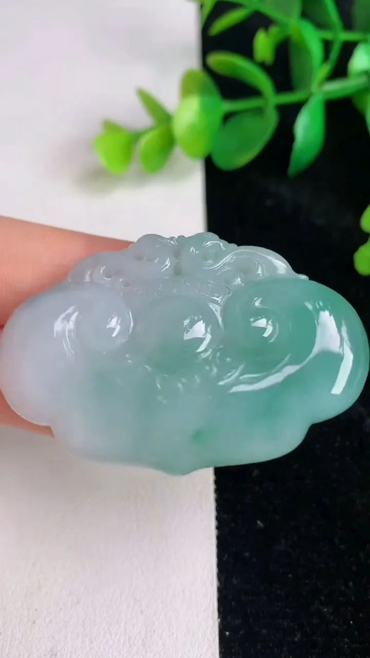 天然A货翡翠如意锁吊坠，尺寸50-33.2-10.3，重量:29.40g
6月17日