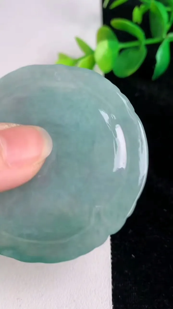 天然A货翡翠冰种飘花生肖虎 虎牌吊坠，尺寸53.5-54.5-4.2，重量:28.72g
6月17日