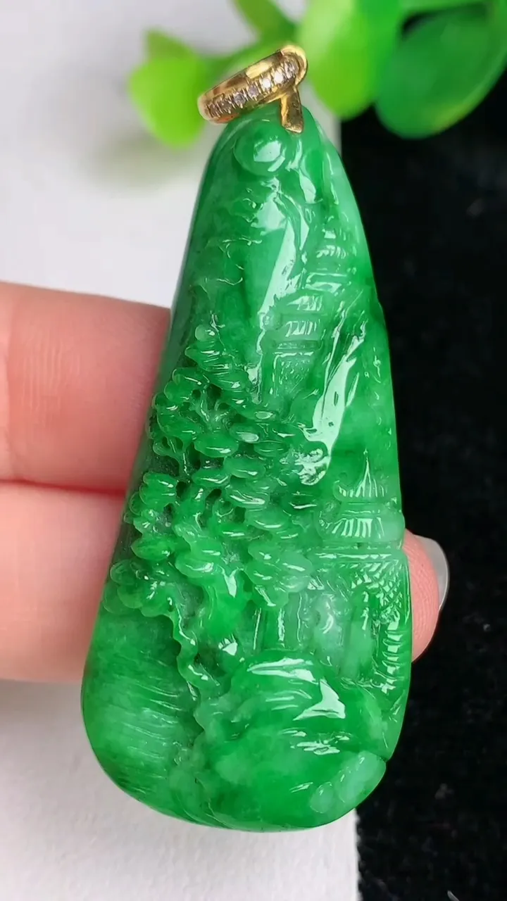 天然A货翡翠山水牌吊坠，尺寸51.7-23.5-6.5，重量:12.50g
6月17日