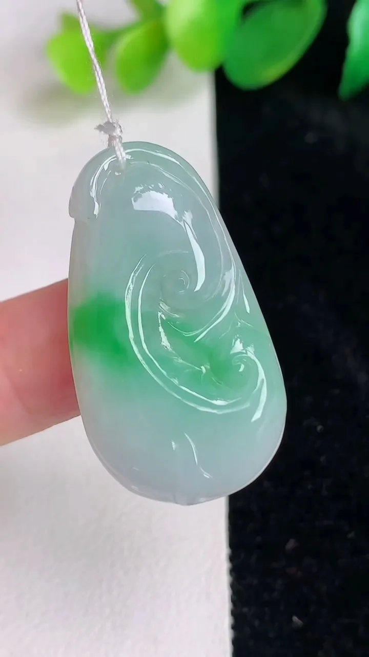 天然A货翡翠如意吊坠，尺寸33-18.5-4，重量:5.10g
6月17日