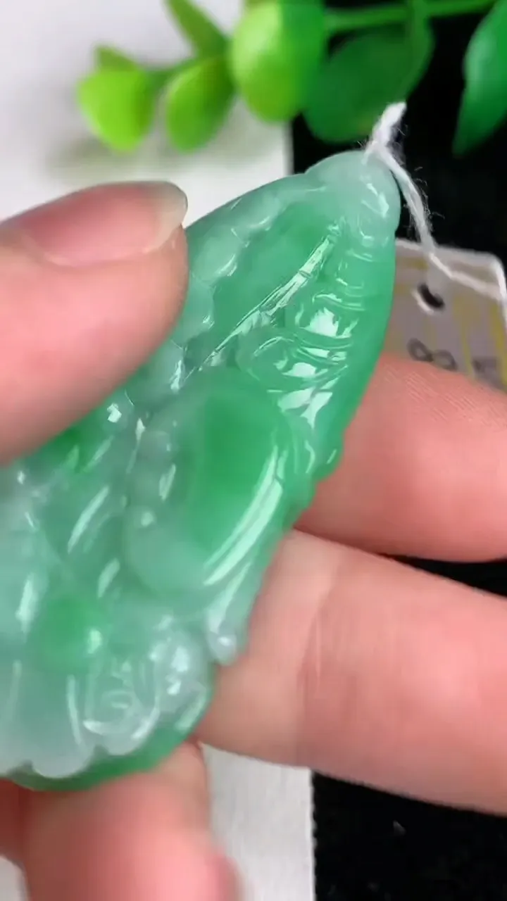 天然A货翡翠白菜吊坠，尺寸50-25-9.4，重量:20.77g
6月17日