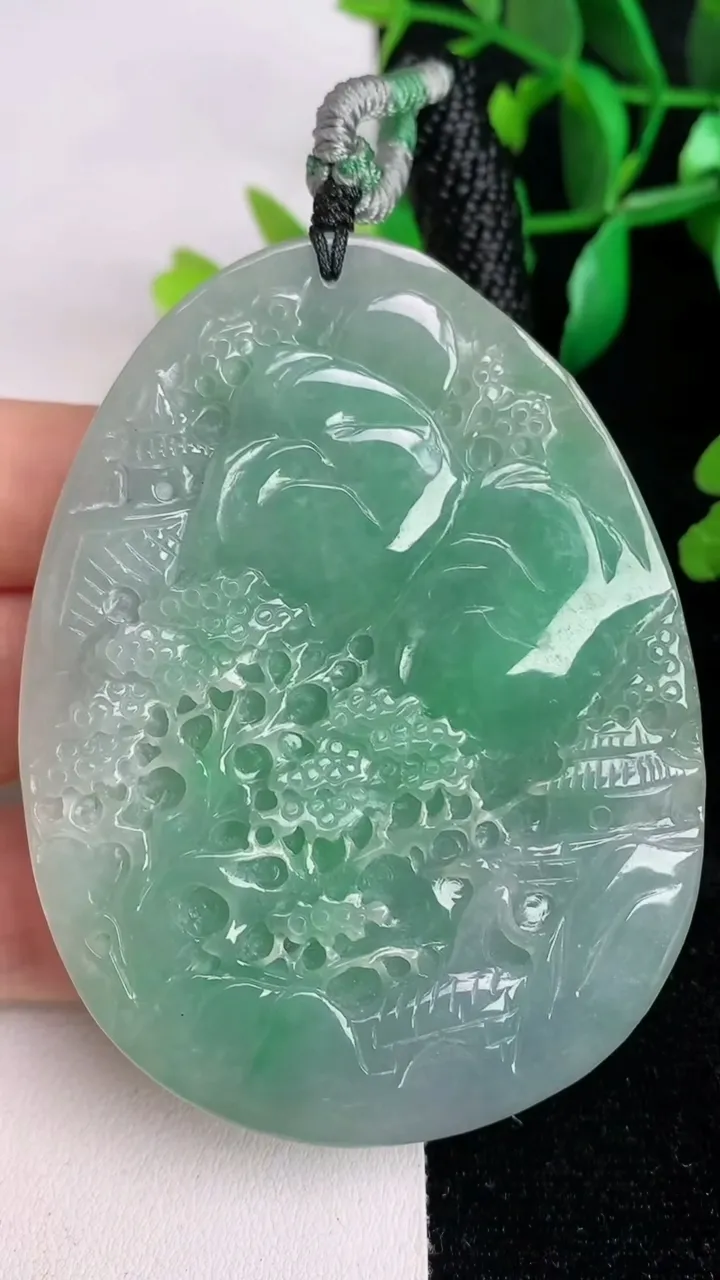 天然A货翡翠山水牌吊坠，尺寸71-54-11.8，重:81.06g
6月17日