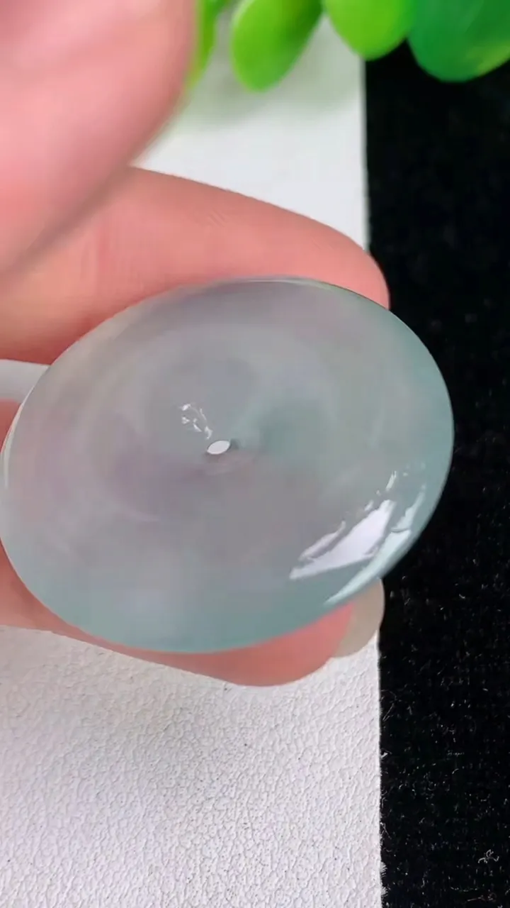 天然A货翡翠平安扣吊坠，尺寸29.8-5，重量:9.59g
6月17日