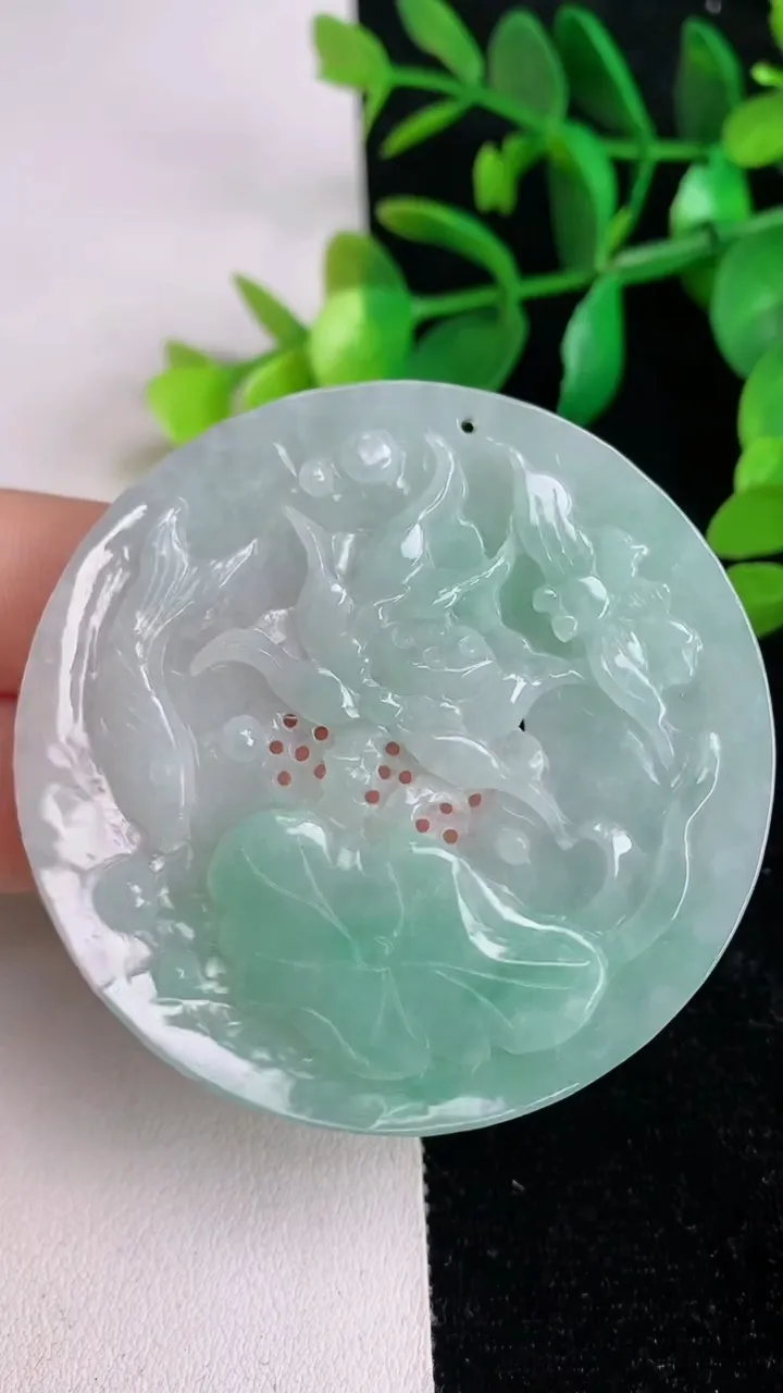 天然A货翡翠和和美美 荷叶鱼吊坠，尺寸54-5.2，重量:32.22g
6月17日