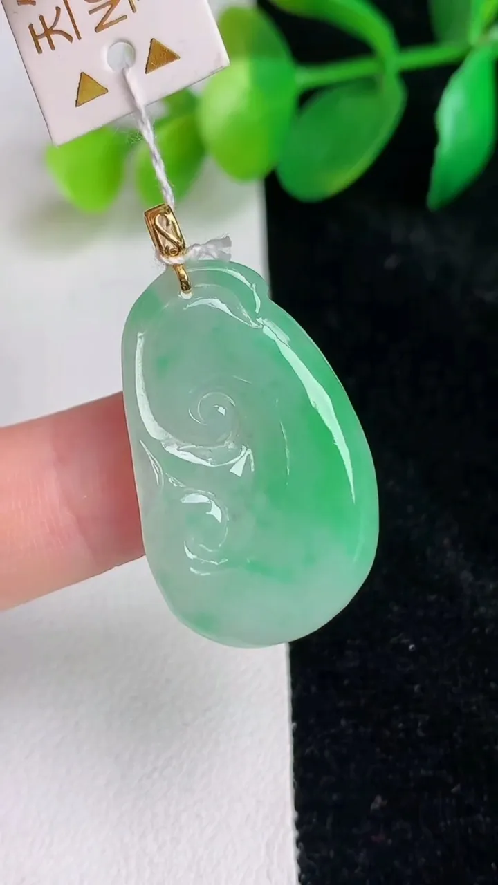 天然A货翡翠如意吊坠，尺寸29.8-18.4-3.2，重量:3.73g
6月17日