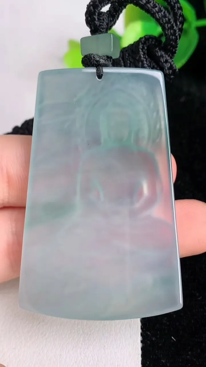 天然A货翡翠大日如来吊坠，尺寸53.5-35-4.4，重量:25.80g
6月17日