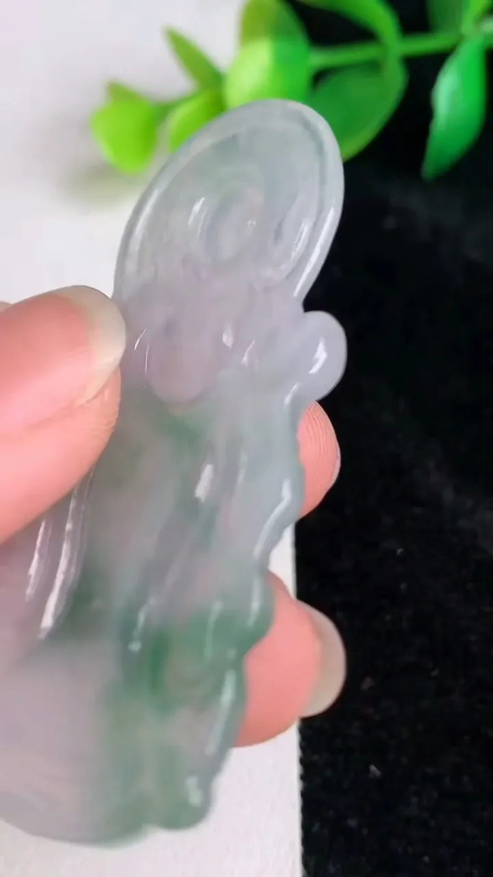 天然A货翡翠观音菩萨吊坠，尺寸57.7-25.7-4.3，重量:12.66g
6月17日