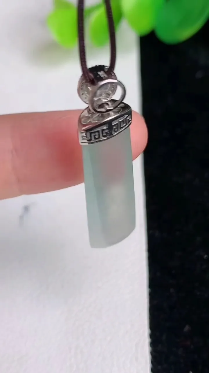 天然A货翡翠种白冰平安柱吊坠，尺寸30.4-8.7-4，重量:3.32g
6月17日