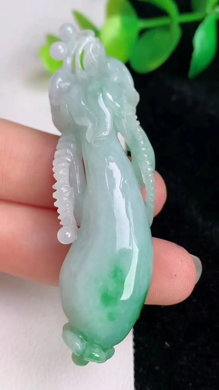 天然A货翡翠人参 人生如意吊坠，尺寸65-17.7-13，重量:23.18g
6月17日