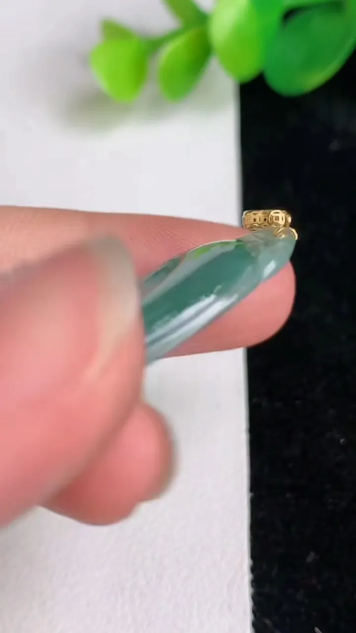 天然A货翡翠种飘花如意吊坠，尺寸33.6-20.6-3.6，重量:5.16g
6月17日
