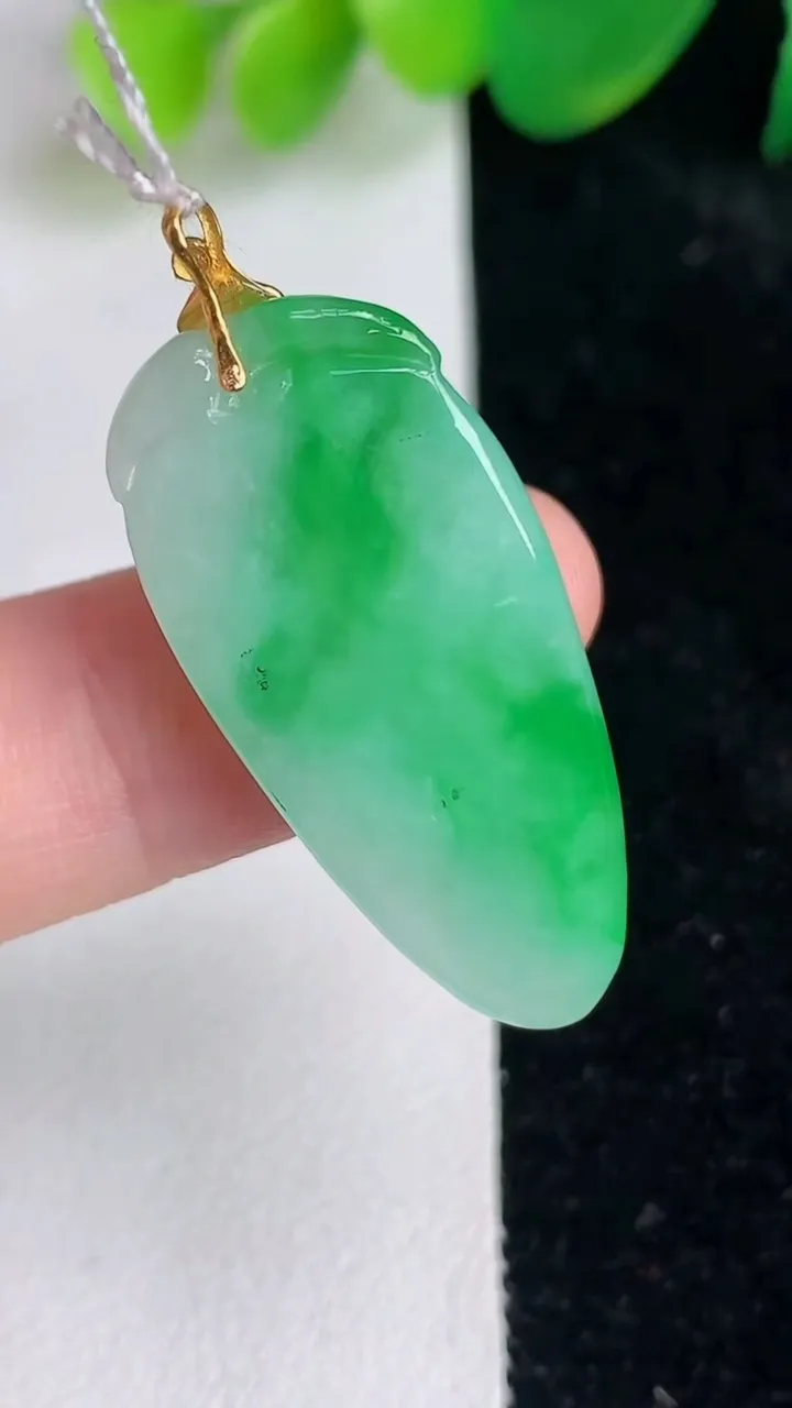 天然A货翡翠福瓜吊坠，尺寸31-14.3-5.6，重量:5.35g
6月17日
