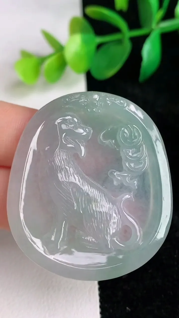 天然A货翡翠冰种飘花生肖狗 狗牌吊坠，尺寸43.3-38-5.2，重量:16.47g
6月17日