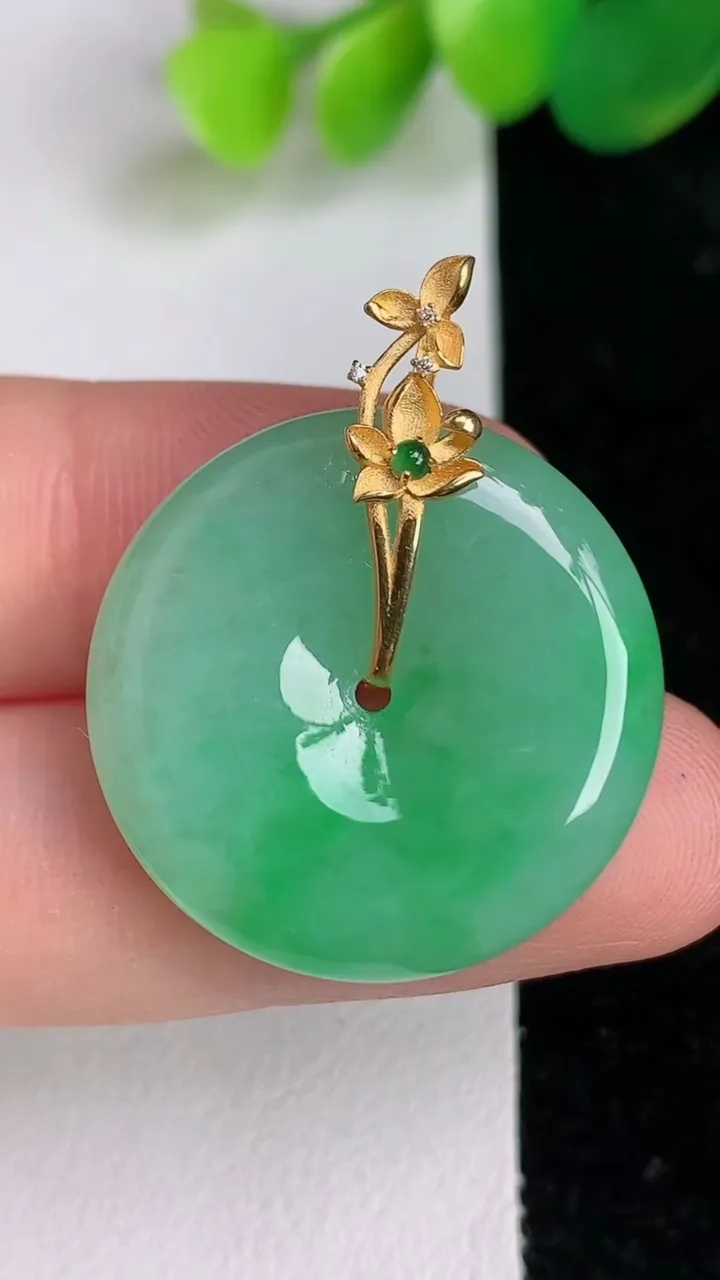 天然A货翡翠平安扣吊坠，尺寸25-5.7，重量:8.00g
6月17日