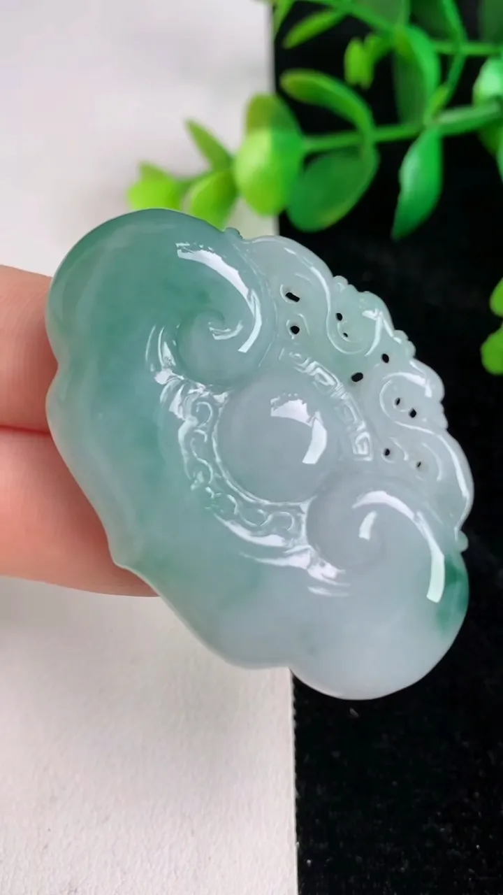天然A货翡翠如意锁吊坠，尺寸50-33.2-10.3，重量:29.40g
6月17日