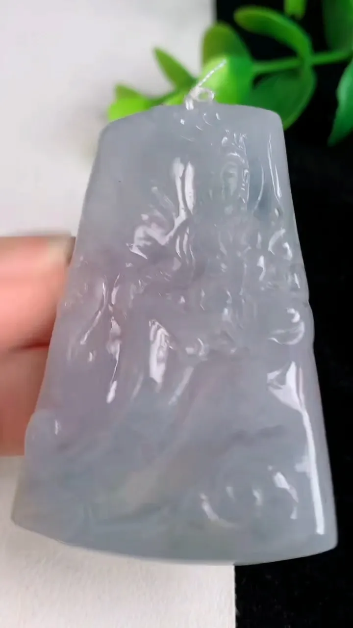 天然A货翡翠冰种飘花观音菩萨吊坠，尺寸58-38.7-5.6，重量:28.37g
6月17日