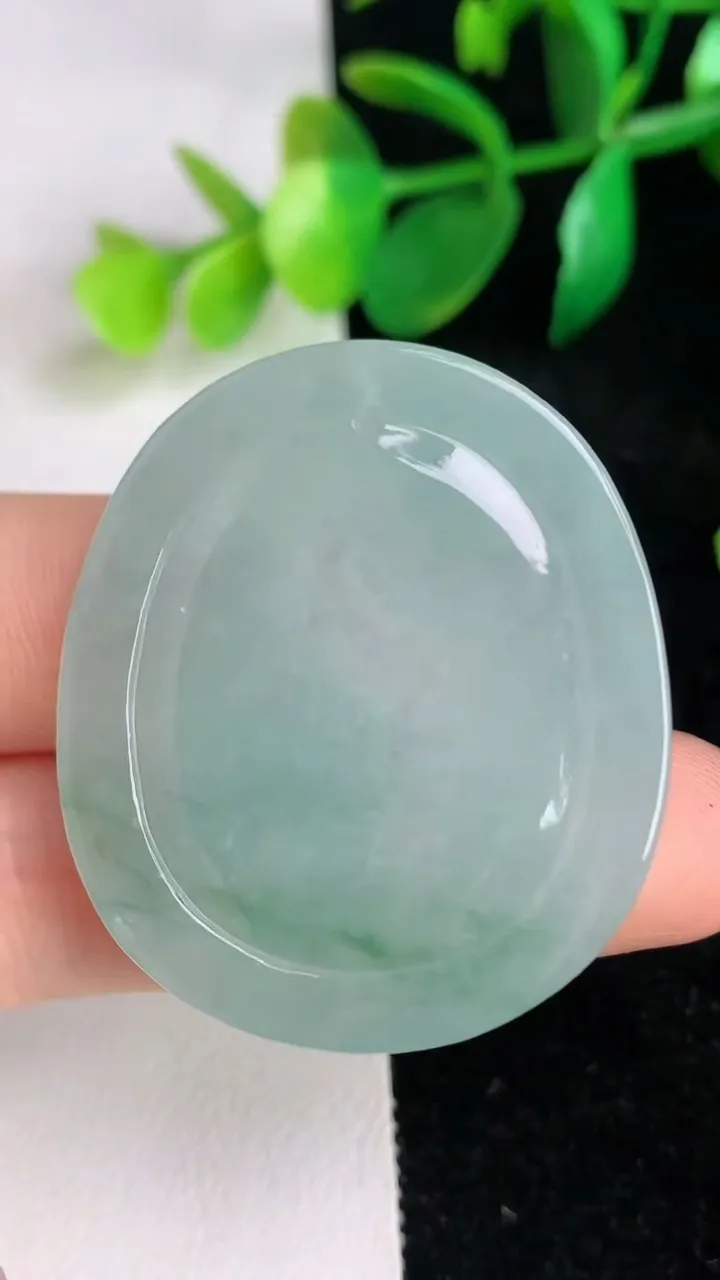 天然A货翡翠龙牌吊坠，尺寸40.4-35-5，重量:14.76g
6月17日