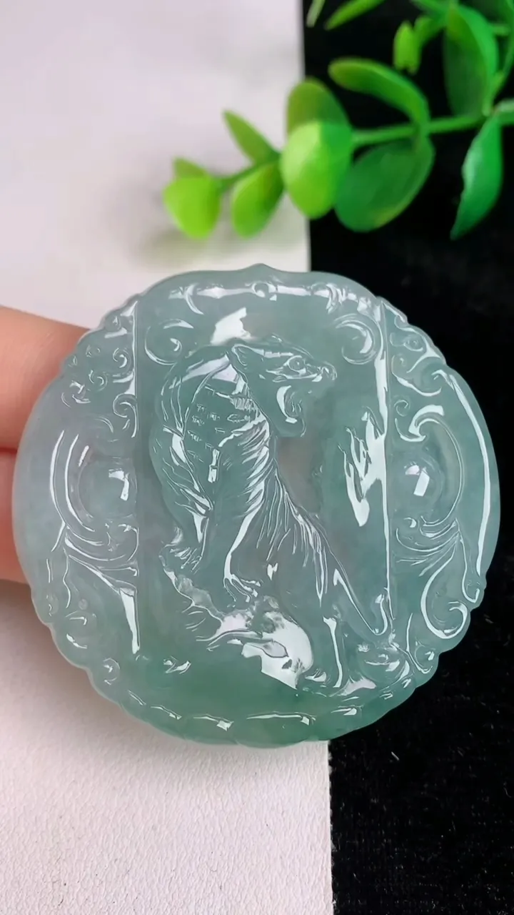 天然A货翡翠冰种飘花生肖虎 虎牌吊坠，尺寸53.5-54.5-4.2，重量:28.72g
6月17日