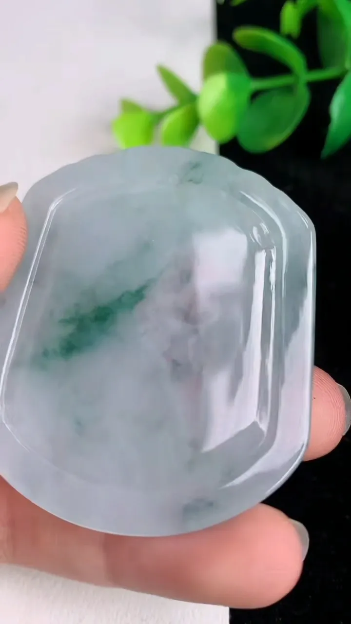 天然A货翡翠冰种飘花生肖虎 虎牌吊坠，尺寸51.4-43-5，重量:24.76g
6月17日