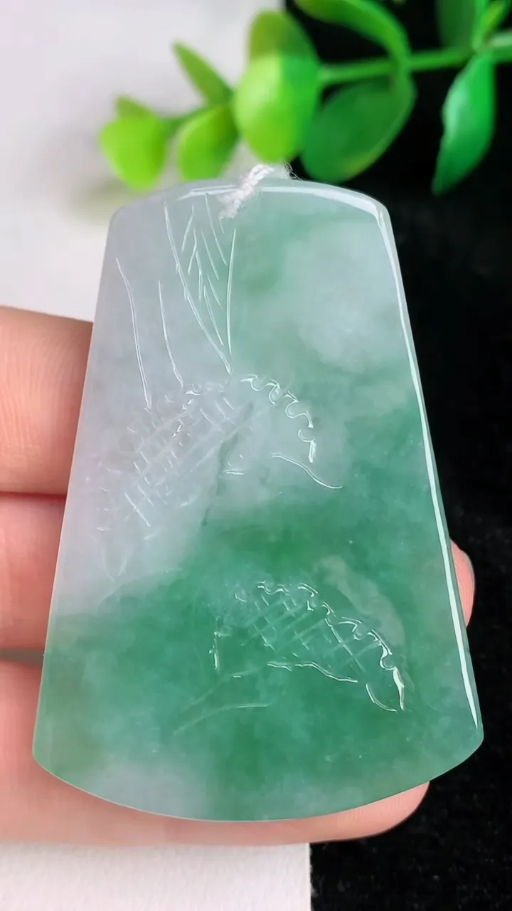 天然A货翡翠山水牌吊坠，尺寸54-38-5.4，重量:22.69g
6月17日