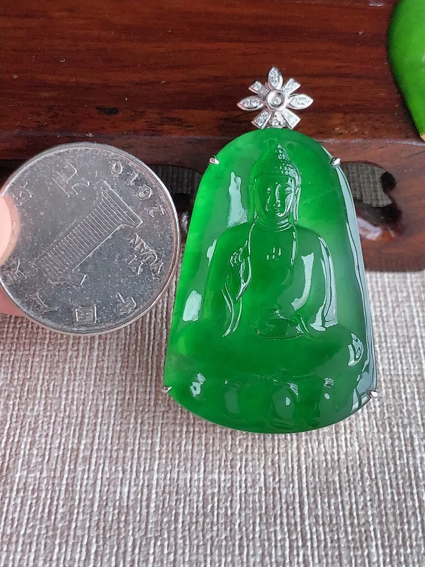 天然A货翡翠18K金伴满绿大日如来吊坠尺寸46.7×38×26.2×8m量10.82g 0615