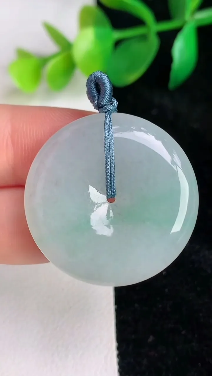 天然A货翡翠平安扣吊坠，尺寸29.7-4.8，重量:9.35g
6月17日