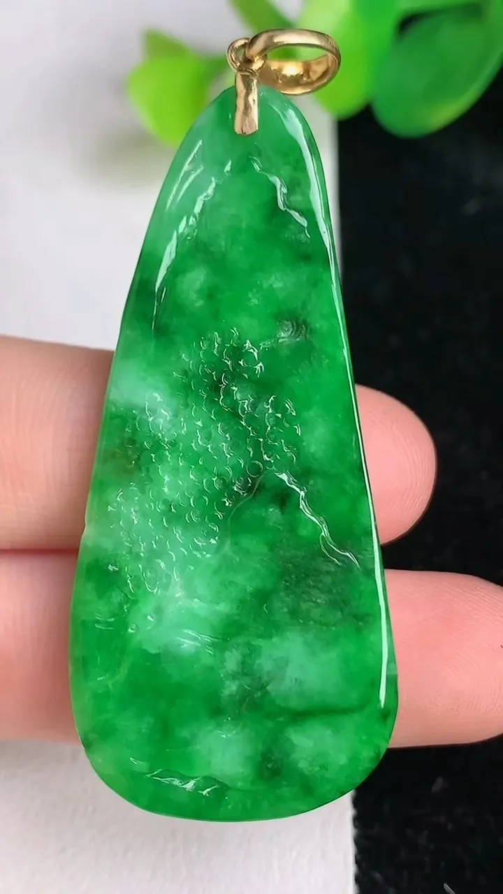 天然A货翡翠山水牌吊坠，尺寸51.7-23.5-6.5，重量:12.50g
6月17日