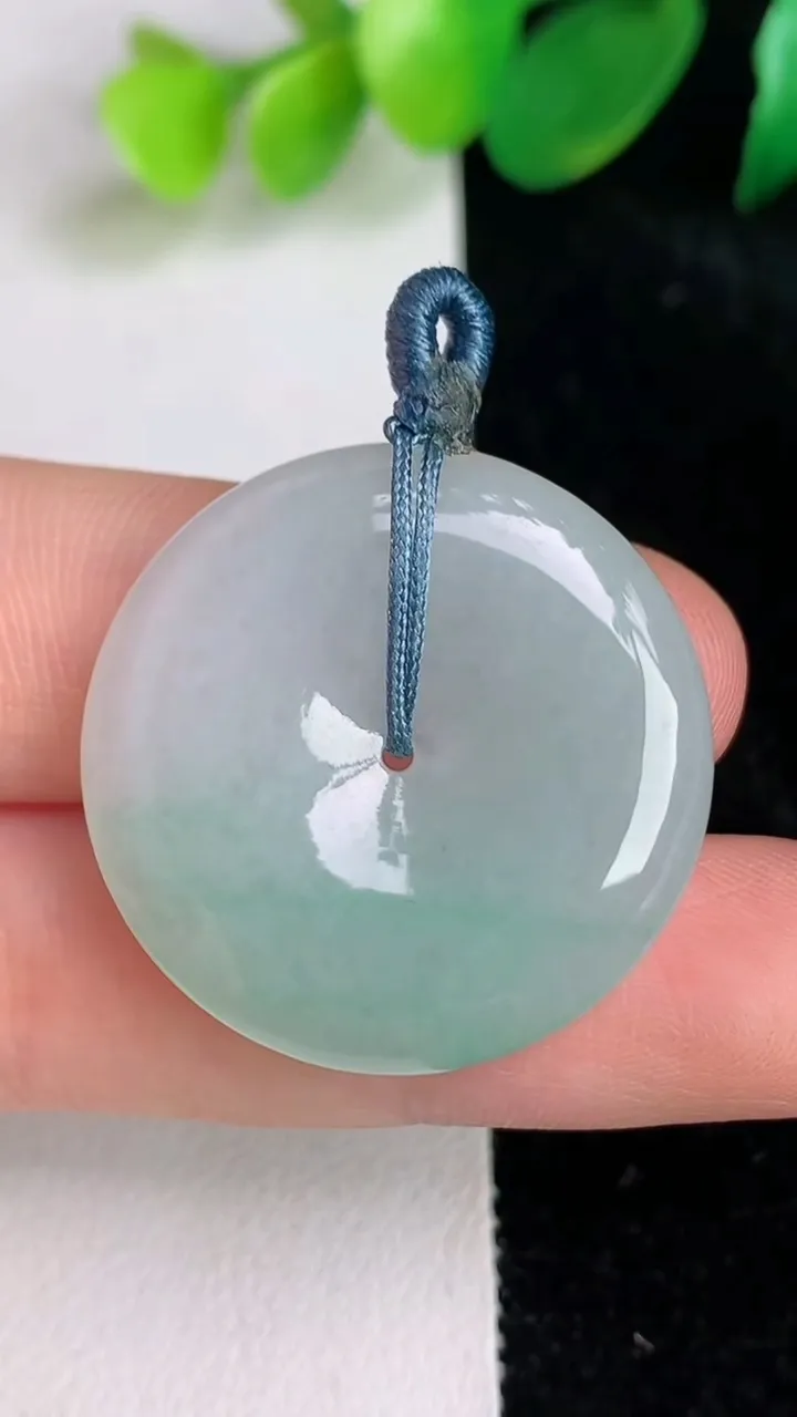 天然A货翡翠平安扣吊坠，尺寸28.2-5.3，重量:8.84g
6月17日