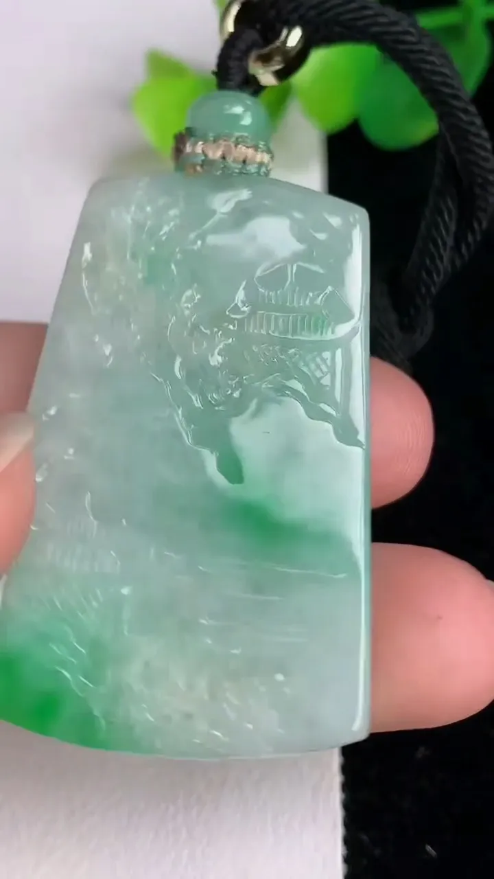 天然A货翡翠山水牌吊坠，尺寸42.8-29.2-7.4，重量:26.85g
6月17日