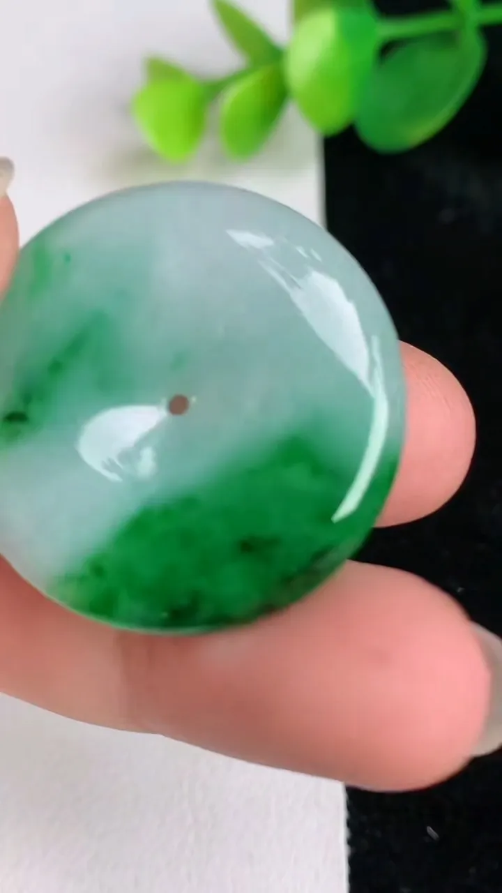 天然A货翡翠平安扣吊坠，尺寸28.8-5.2，重量:9.65g
6月17日