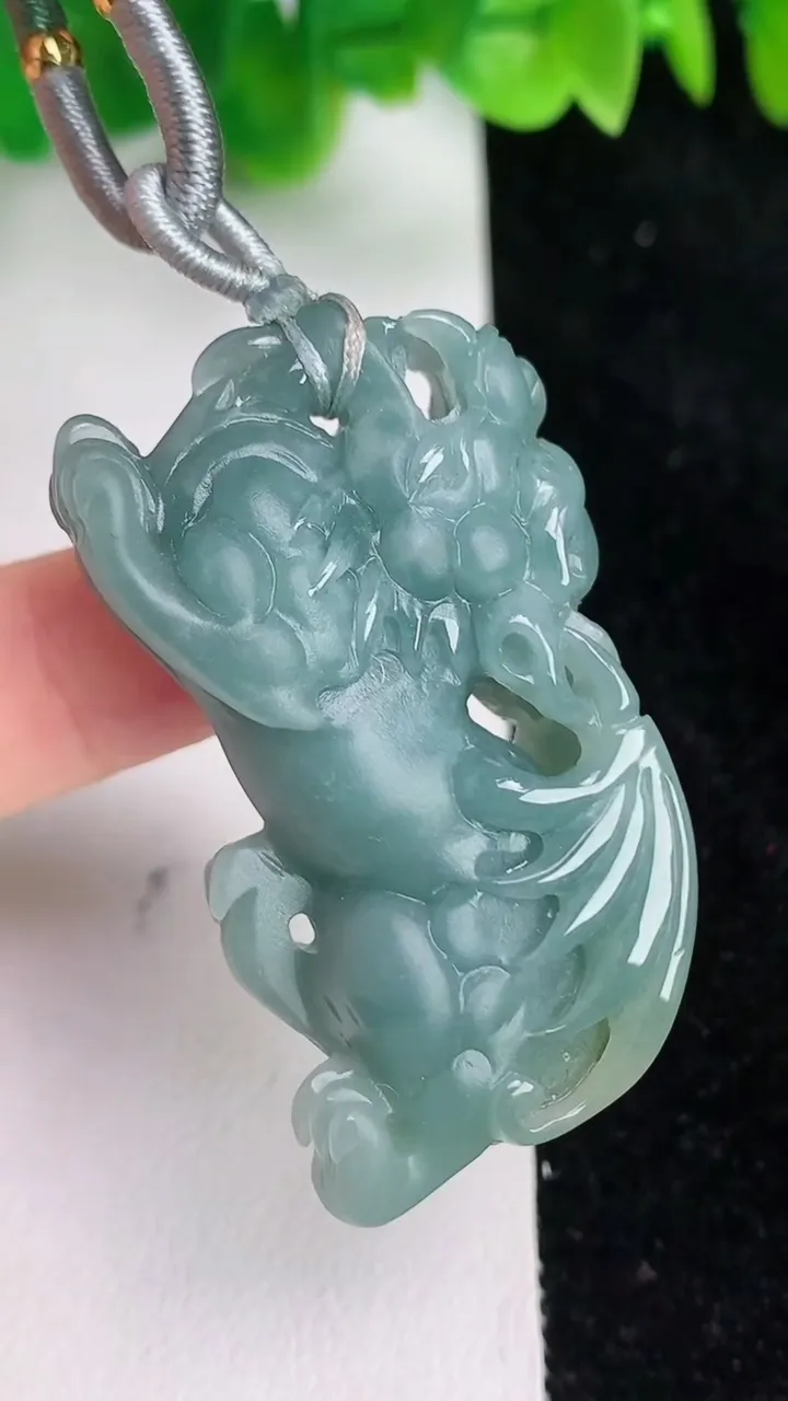 天然A货翡翠蓝水貔貅吊坠，尺寸44.5-26.6-13.6，重:27.79g
6月17日