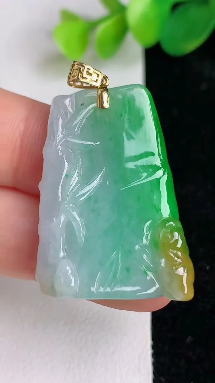 天然A货翡翠节节高升 竹节吊坠，尺寸32.5-23.5-8，重量:11.30g
6月17日