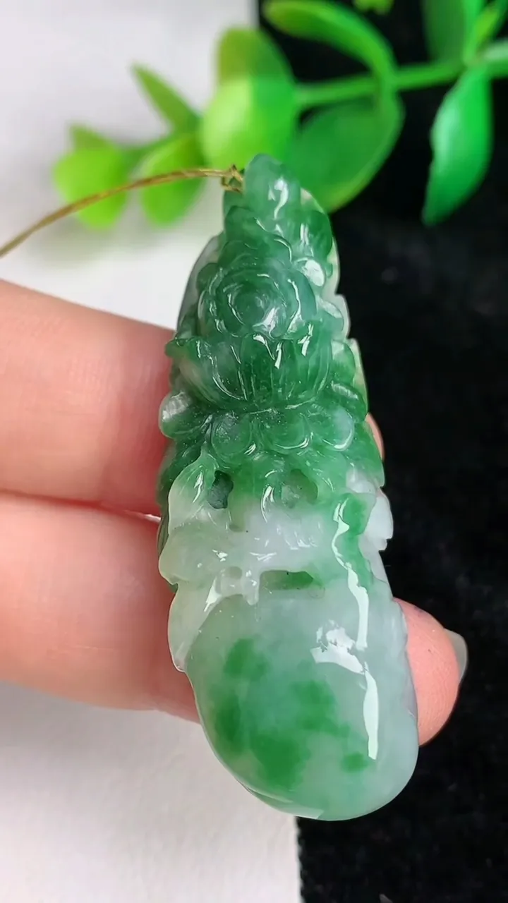 天然A货翡翠花开富贵 葫芦吊坠，尺寸49.8-18-12，重量:16.11g
6月17日
