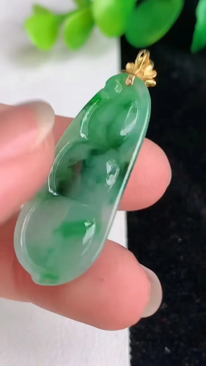 天然A货翡翠福豆吊坠，尺寸34.3-14-6，重量:5.30g
6月17日