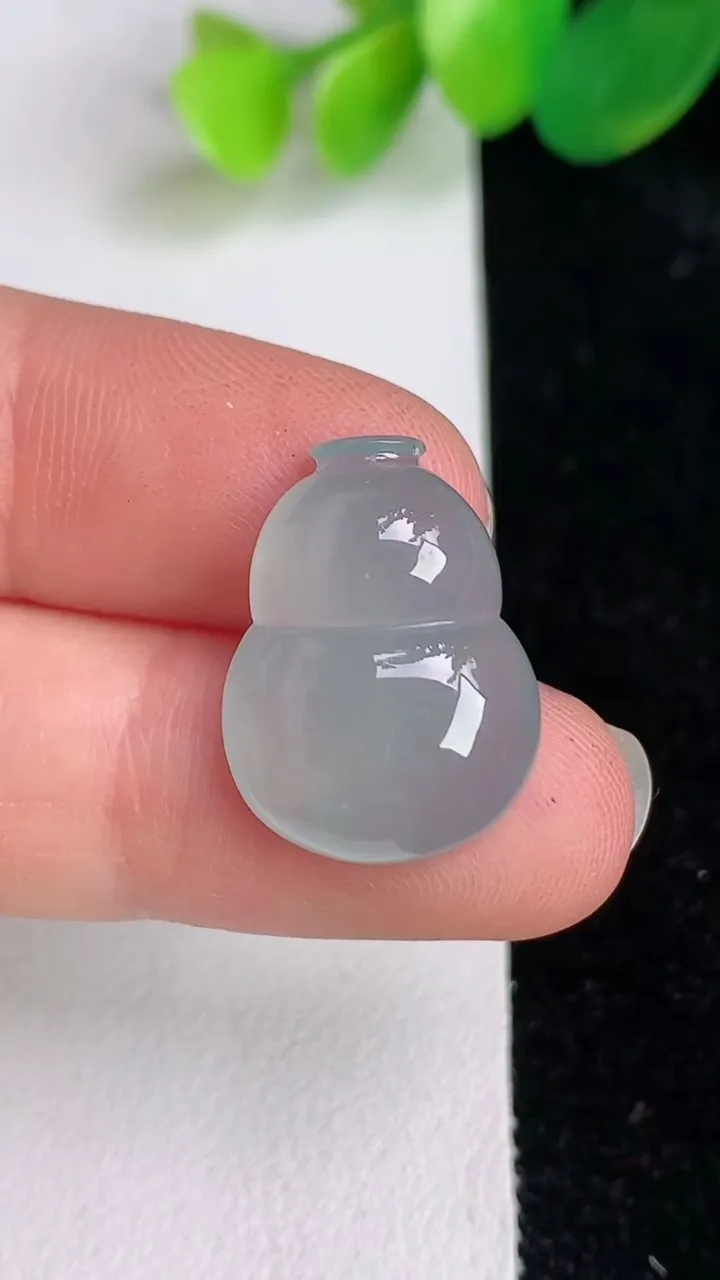 天然A货翡翠葫芦镶嵌件，尺寸19.3-14.6-5.7，重量:3.15g
6月17日