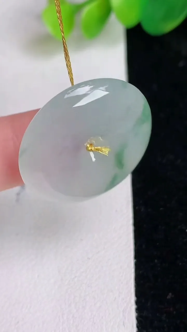 天然A货翡翠冰种飘花平安扣吊坠，尺寸26.3-5.5，重量:8.41g
6月17日