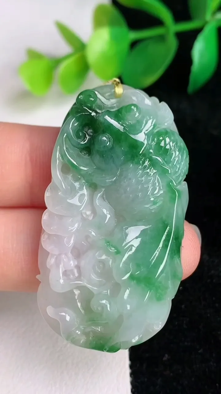天然A货翡翠年年有余吊坠，尺寸46.8-25-7，重量:16.25g
6月17日