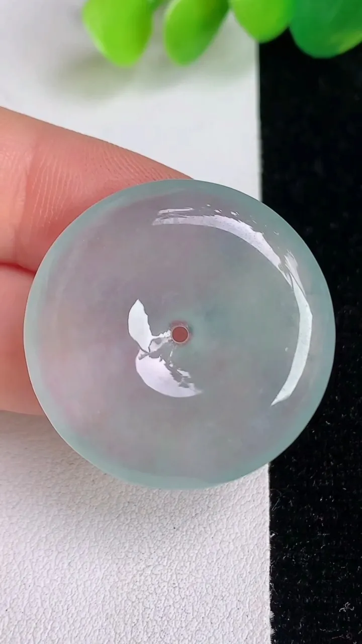天然A货翡翠平安扣吊坠，尺寸29.8-5，重量:9.59g
6月17日