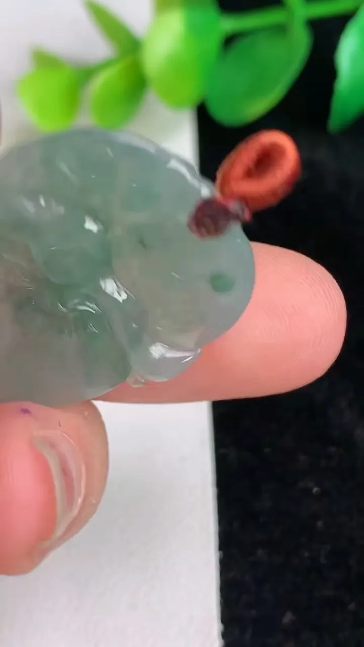 天然A货翡翠冰种飘花灵猴献瑞 寿桃吊坠，尺寸31.7-22.8-4，重量:5.48g
6月17日