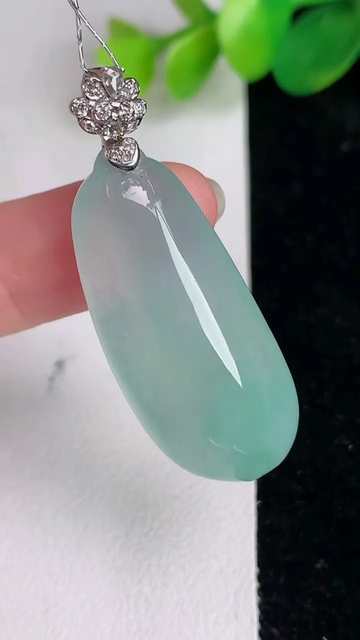 天然A货翡翠福瓜吊坠，尺寸43-35-15.7-8.2，重量:9.13g
6月17日