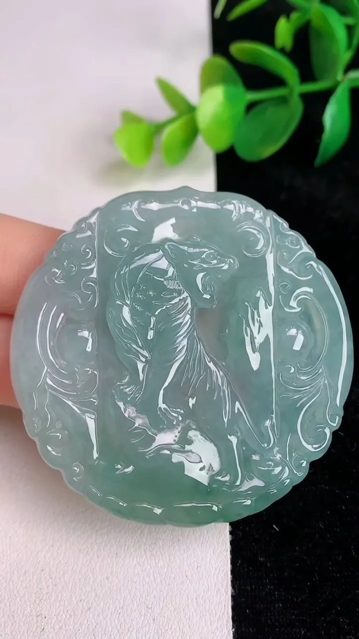 天然A货翡翠冰种飘花生肖虎 虎牌吊坠，尺寸53.5-54.5-4.2，重量:28.72g
6月17日