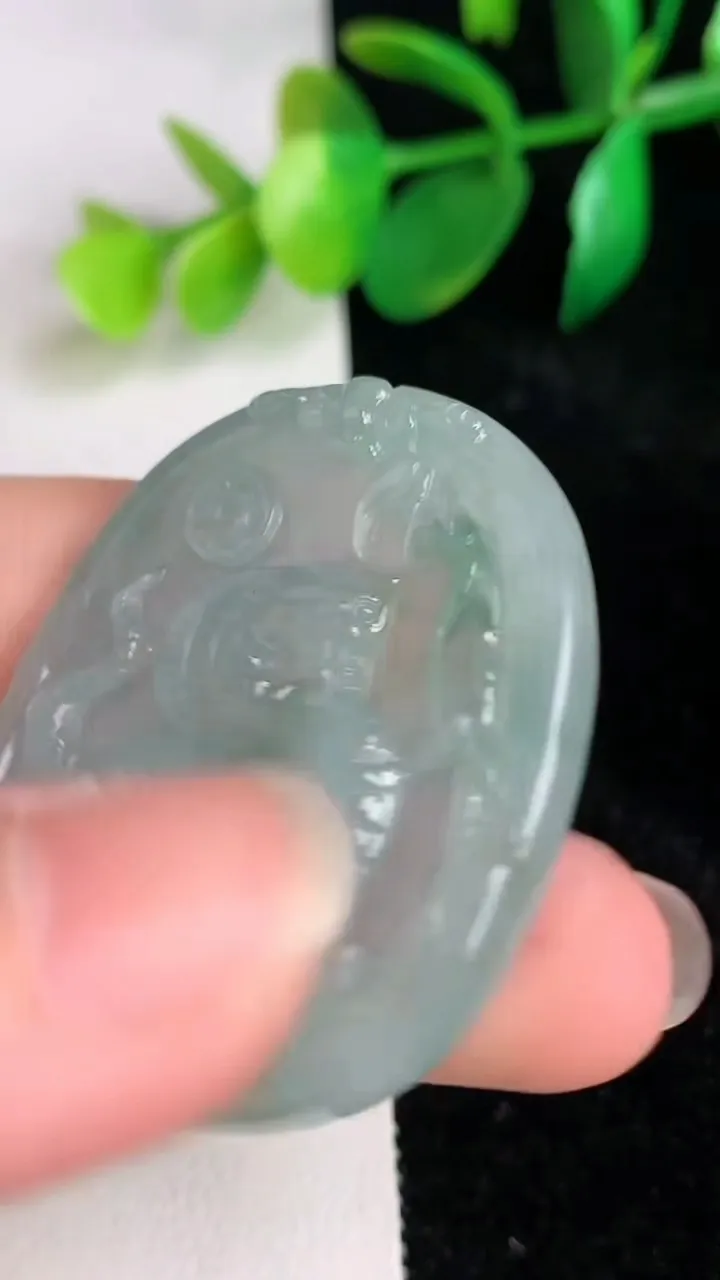 天然A货翡翠生肖蛇 蛇牌吊坠，尺寸40.7-34.2-4.5，重量:12.80g
6月17日