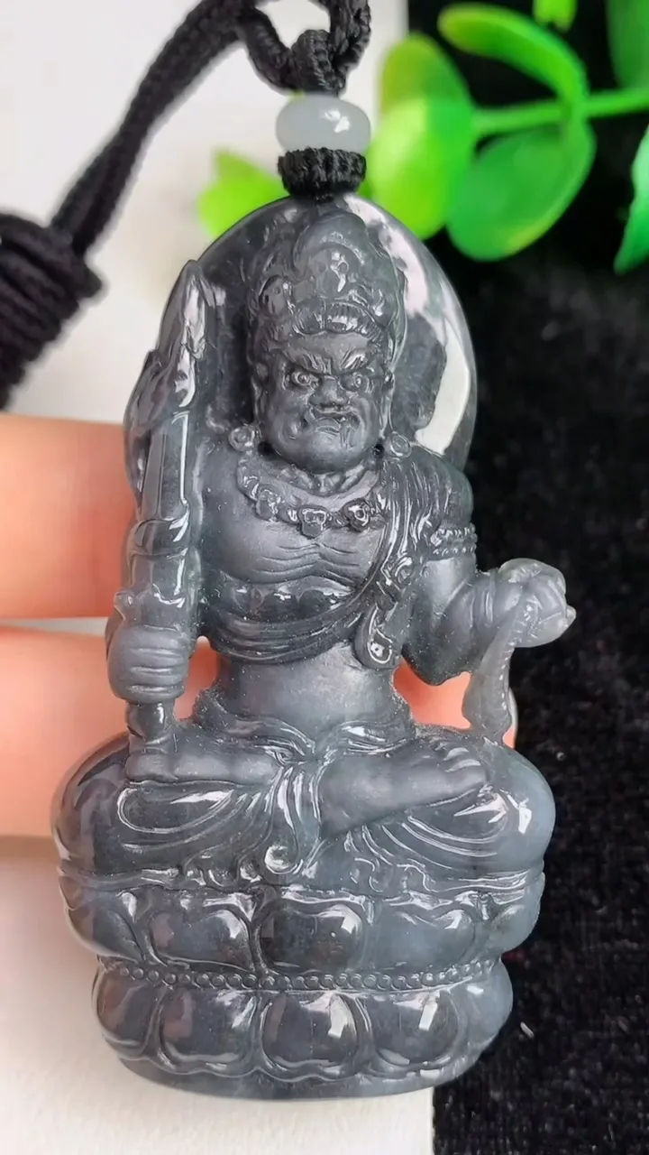 天然A货翡翠乌鸡种不动明王吊坠，尺寸64.5-34.6-11.6，重量:52.95g
6月17日