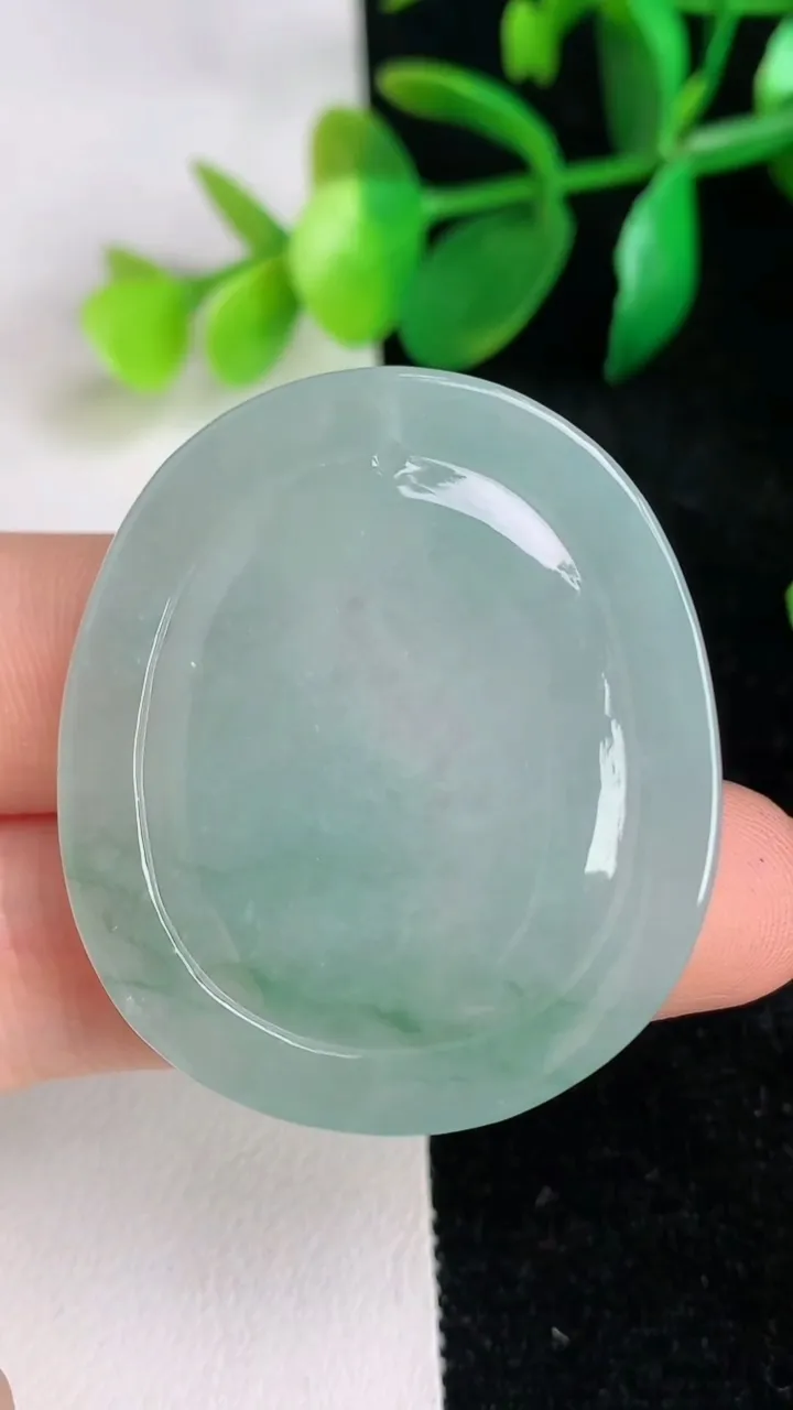 天然A货翡翠龙牌吊坠，尺寸40.4-35-5，重量:14.76g
6月17日