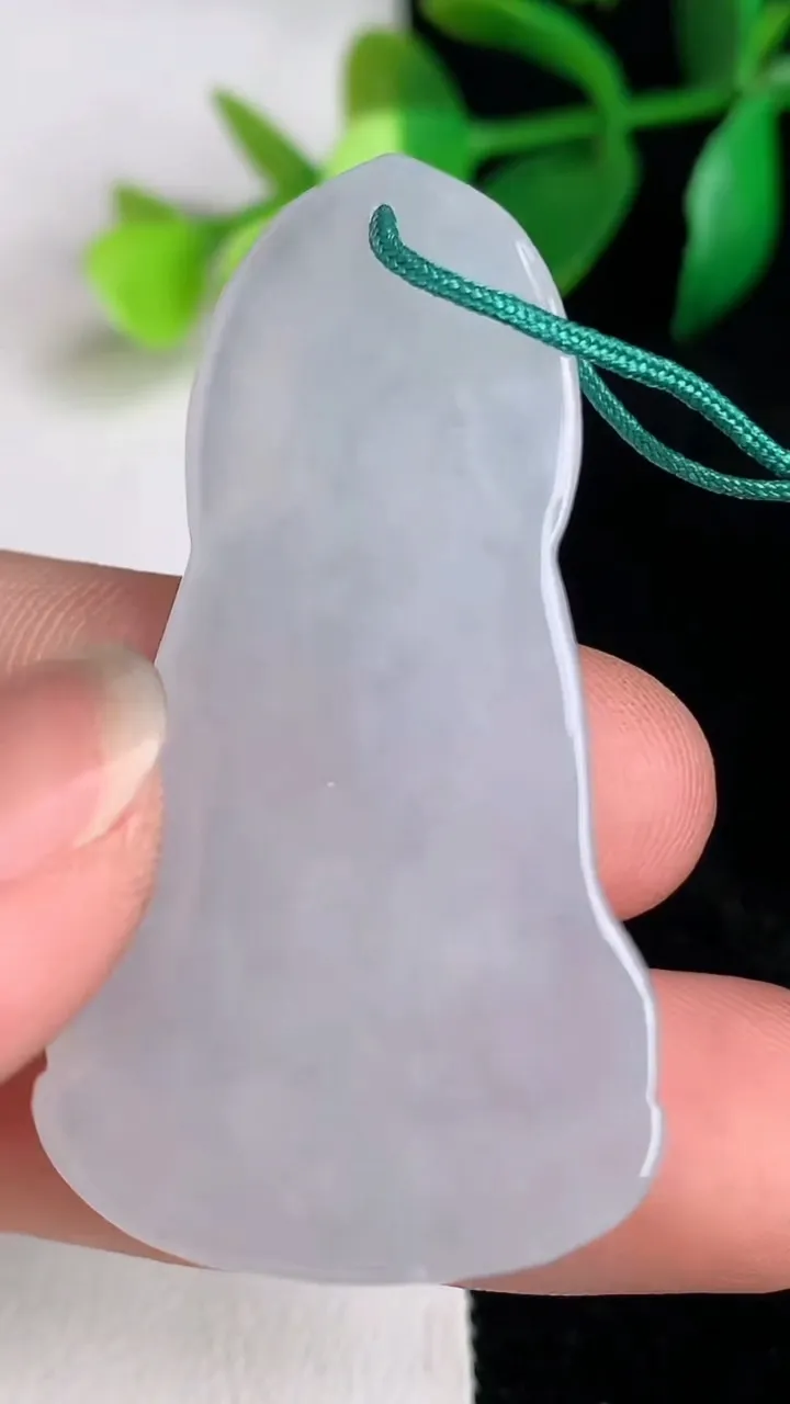 天然A货翡翠素衣观音菩萨吊坠，尺寸47.6-25.7-5.5，重量:12.87g
6月17日