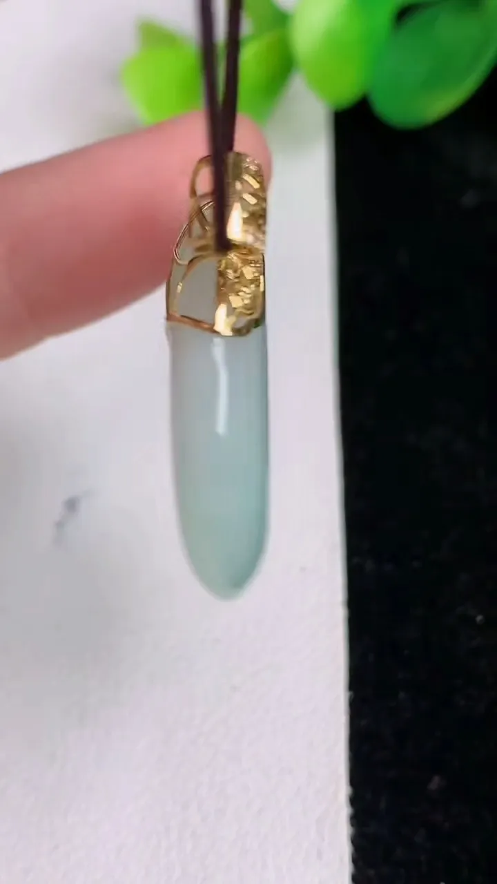 天然A货翡翠平安扣吊坠，尺寸28-5.8，重量:10.55g
6月17日