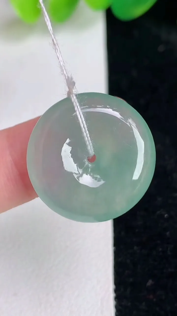 天然A货翡翠平安扣吊坠，尺寸20.8-5.2，重量:5.08g
6月17日