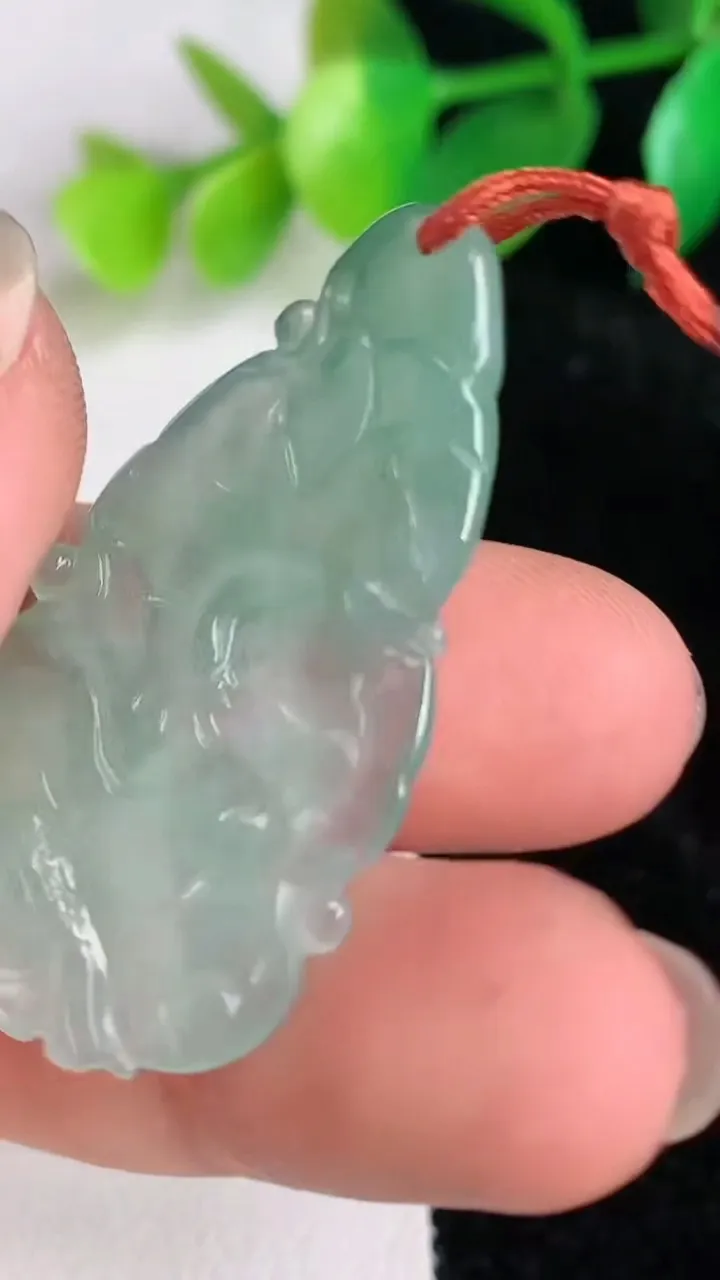 天然A货翡翠和和美美 荷叶鱼吊坠，尺寸39-20.6-4.7，重量:5.52g
6月17日