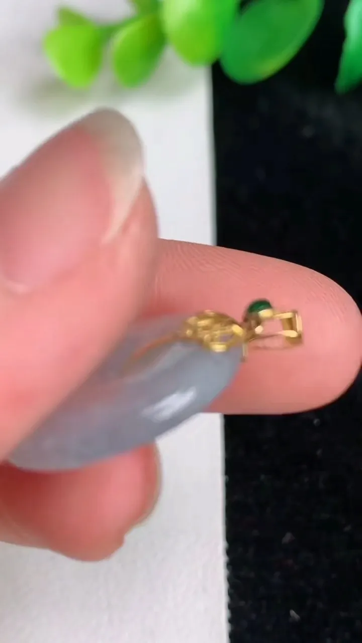 天然A货翡翠种飘花平安扣吊坠，尺寸19.7-3.6，重量:3.54g
6月17日