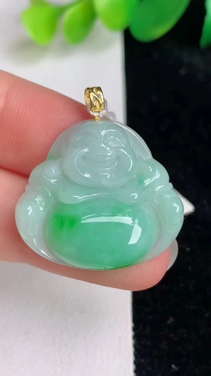 天然A货翡翠佛公吊坠，尺寸23.4-26.4-5.3，重量:5.17g
6月17日